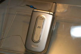 中興亮相2004年中國國際通信設備技術展，展示最新系列手機圖片引領通信新風尚